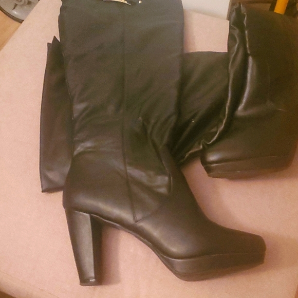 Thigh high boot with buckel on the size and 4 inch heel - Picture 3 of 6
